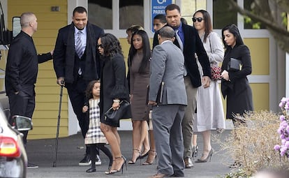 Shayanna Jenkins con su hija y otros en el funeral de su prometido Aaron Hernandez, el pasado 24 de abril.