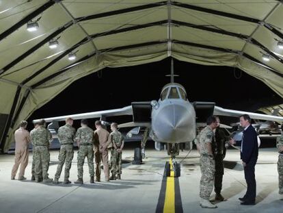 O primeiro-ministro britânico David Cameron visita uma base aérea no Chipre.