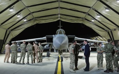 El primer ministro brit&aacute;nico David Cameron visita una base a&eacute;rea en Chipre. 