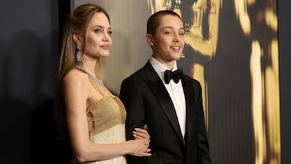 Angelina Jolie y su hijo Knox Jolie-Pitt, en Los Ángeles, California, en noviembre.