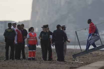 Uno de los 15 inmigrantes desciende del buque 'Audaz' en Cádiz.