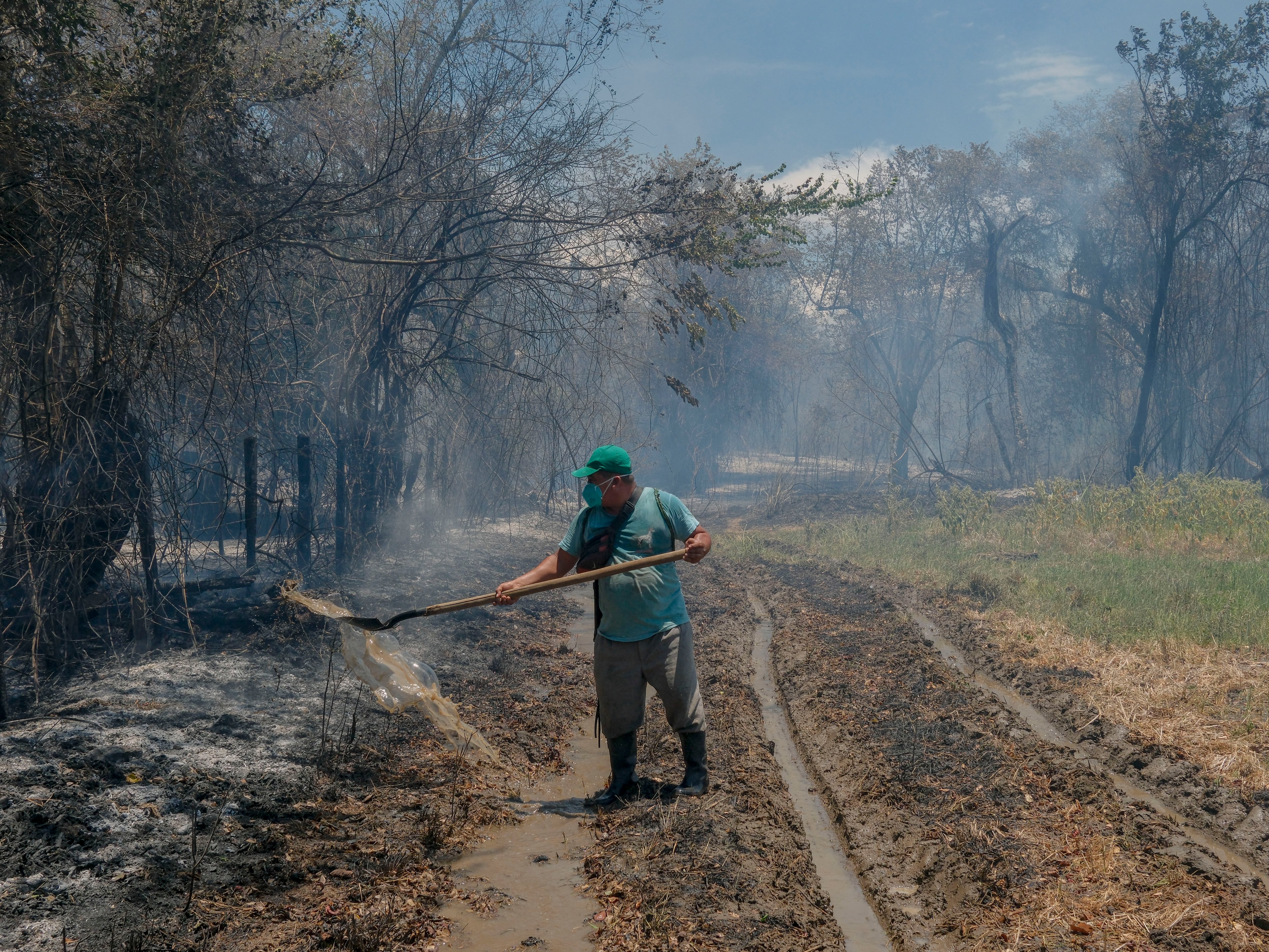 Un hombre utiliza una pala para sofocar los focos de fuego durante un incendio forestal en una vereda de Venadillo, Tolima, el 28 de agosto de 2026.