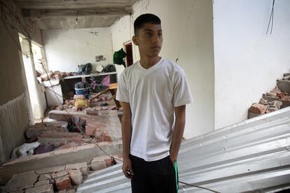 Durante las primeras 12 horas posteriores al temblor, se registraron 615 réplicas, entre las que destaca una de 5,8 grados como la de mayor magnitud. En la imagen, un joven al interior de su vivienda en Huitzontla, después del sismo del pasado lunes. 