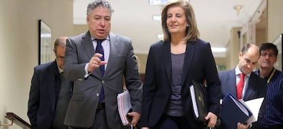 La ministra de Empleo, Fátima Báñez, con el secretario de Estado Tomás Burgos