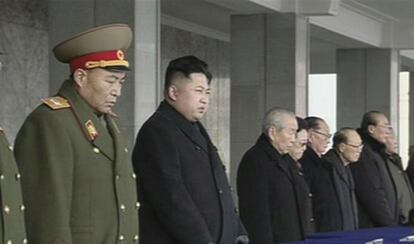 El hijo de Kim Jong-il y nuevo l&iacute;der de Corea del Norte, Kim Jong-un sigue la ceremonia al lado del general en jefe del Ej&eacute;rcito del pa&iacute;s.