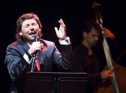 Miguel Poveda, a la izquierda, y Marcelo Mercadante, en un concierto en Barcelona.