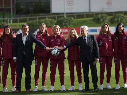 Las jugadoras de la selección, junto al presidente del CSD, Víctor Francos, y el presidente en funciones de la Federación, Pedro Rocha, este lunes en Las Rozas.