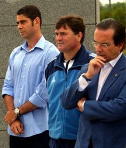 Fernando Hierro, José Antonio Camacho y José Antonio Gómez Angulo, en el hotel de Ulsan, momentos antes de partir hacia el aeropuerto.