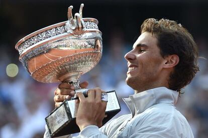 Nadal levanta el trofeo de campeón de Roland Garros 2014.