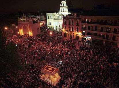 La procesión de la 'Madrugá' transcurre por el barrio sevillano de La Macarena.