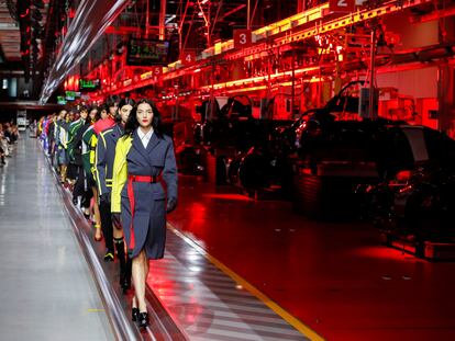 La modelo Mariacarla Boscono encabeza el desfile de Ferrari en Maranello, Italia, el 13 de junio de 2021.