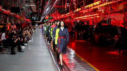 La modelo Mariacarla Boscono encabeza el desfile de Ferrari en Maranello, Italia, el 13 de junio de 2021.