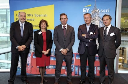 (De izquierda a derecha). Rafael Rold&aacute;n, socio director responsable del &aacute;rea de asesoramiento en transacciones de EY; Mar&iacute;a Teresa Ballester, s&eacute;nior advisor de EY; I&ntilde;igo Fern&aacute;ndez de Mesa, secretario de Estado de Econom&iacute;a; Javier Ulecia, presidente de Ascri, y Juan Luis Ram&iacute;rez, vicepresidente de Ascri.