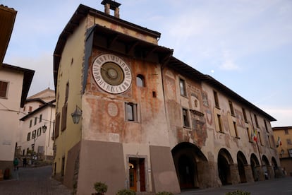 La torre con el reloj planetario Fanzago de 1583 en Clusone, Lombardía, Italia.
