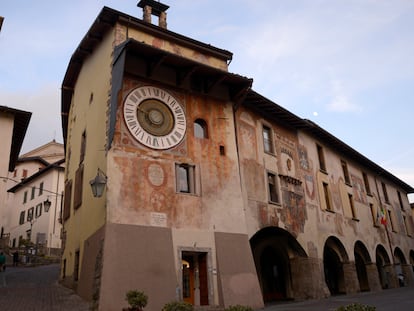 La torre con el reloj planetario Fanzago de 1583 en Clusone, Lombardía, Italia.