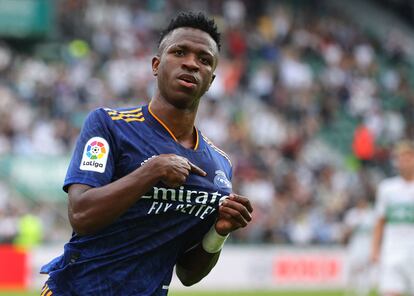 Vinicius celebra el gol ante el Elche, este sábado en el estadio Martínez Valero.