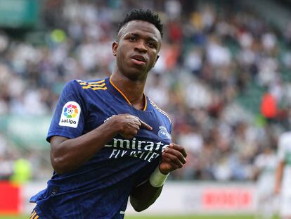 Vinicius celebra el gol ante el Elche, este sábado en el estadio Martínez Valero.