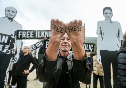 Varias personas se reúnen para protestar contra las detenciones y encarcelamientos de defensores de los derechos humanos en Turquía, frente al Consejo de la Unión Europea en Bruselas (Bélgica).