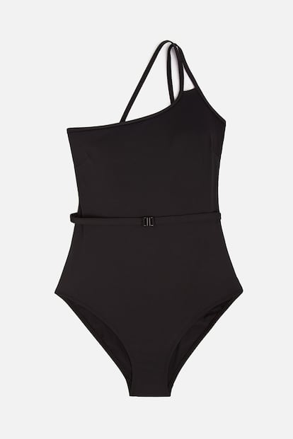 Bañador negro asimétrico de Oysho. Antes de las rebajas costaba 29,99 euros. Ahora 20,99 euros.