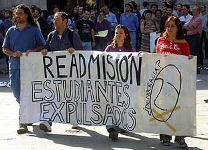 Decenas de alumnos se manifestaron ayer en Sevilla contra las expulsiones de compañeros.