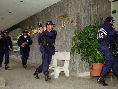 Oficiales del Departamento Administrativo de Seguridad hacen una redada en el edificio de uno de los miembros del Cartel de Cali, en mayo de 1997.