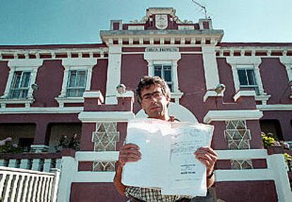 Carlos Sánchez, con la orden que decreta su ingreso en la cárcel, delante de la prisión de la Coruña.