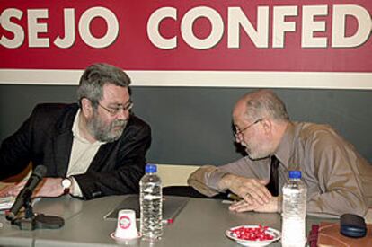 Cándido Méndez, a la izquierda, y el responsable de Internacional de UGT, ayer en la sede del sindicato.