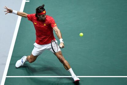 Feliciano López devuelve la bola a Kyle Edmund en el primer partido de semifinales.