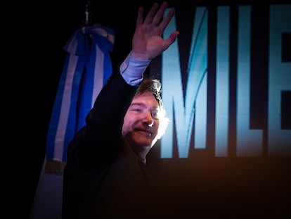 El presidente electo de Argentina, Javier Milei, saluda a los cientos de simpatizantes concentrados para escuchar su discurso, en Buenos Aires (Argentina).