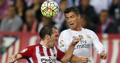 Diego God&iacute;n y Cristiano Ronaldo pugnan por un bal&oacute;n