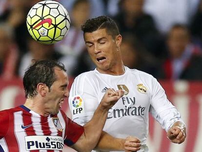 Diego God&iacute;n y Cristiano Ronaldo pugnan por un bal&oacute;n
