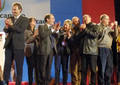 Zapatero, Redondo y otros dirigentes socialistas, ayer en Bilbao, en la celebración del Día de la Rosa.