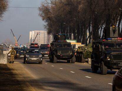 Unidades militares en un control de camino al aeropuerto, este miércoles en Almaty (Kazajistán).