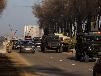 Unidades militares en un control de camino al aeropuerto, este miércoles en Almaty (Kazajistán).