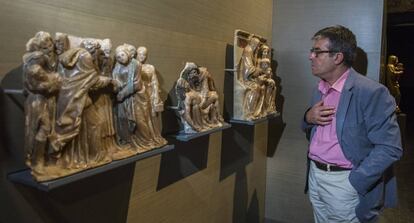 El director del Museo de Lleida Josep Giralt junto a varias piezas de Sijena. 