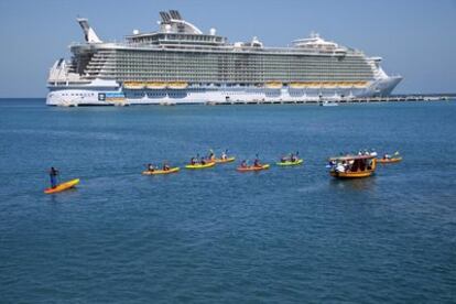 Un barco de Royal Caribbean, saliendo del puerto de Ford Lauderdale, en Florida (Estados Unidos).