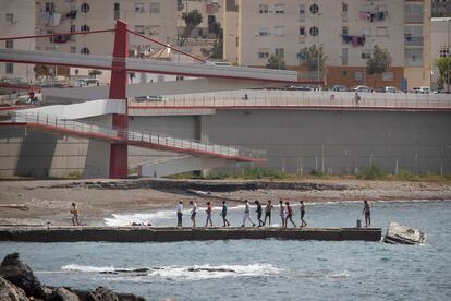 Varios de los menores llegados en mayo de 2021, la semana pasada en la playa de la Almadraba junto su monitor.
