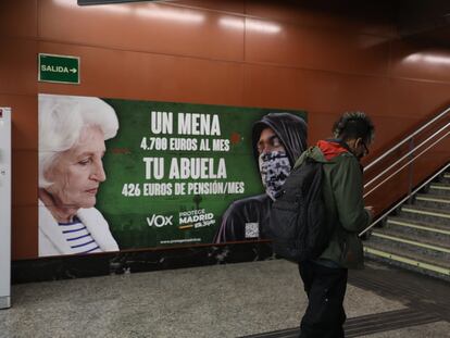 El cartel electoral de Vox en la estación de cercanías de Sol, en Madrid, el miércoles.