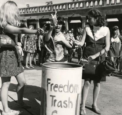 Las protestas de los sesenta erigieron al sujetador como el símbolo de la opresión de la mujer. El movimiento se desató a raíz del concurso de Miss America en 1968, calificado de sexista y al cual se enfrentaron cerca de 400 feministas y otros defensores de los derechos civiles. Objetos como las pestañas postizas, el maquillaje y los sujetadores eran lanzados a las papeleras en señal de protesta. “Fui la primera mujer en quemar mi sujetador. A los bomberos les llevó cuatro días apagar el fuego”, dijo Dolly Parton. En realidad nunca se llegó a prender fuego a nada, pues la policía lo impidió.</br> La autora feminista Germain Greer expresó en su libro <em>The Female Eunuch</em> (<em>El eunuco femenino</em>): "Los sujetadores son un invento ridículo, pero si haces que ir sin ellos sea una norma, te estás sometiendo a otra represión”. Si anteriormente el deseo había sido marcar el pecho a través de sofisticados artilugios, los sesenta trajeron la reacción opuesta. Yves Saint Laurent propuso una blusa transparente lucida sin nada debajo, y en 1964 Rudi Gernreich diseña el “no sujetador”, una versión de la prenda en una tela elástica muy ligera y transparente. A partir de este momento se populariza el uso de las transparencias en la ropa interior y se generaliza el empleo de la licra. </br> Los hábitos empiezan a cambiar: las mujeres que seguían llevando sostén para dormir dejan de hacerlo.