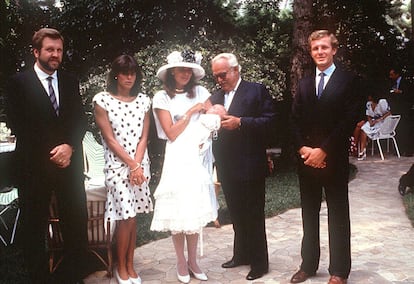 Carolina de Mónaco y Stefano Casiraghi, junto al príncipe Rainiero y la princesa Estefanía en el bautizo de su primer hijo, Andre. 