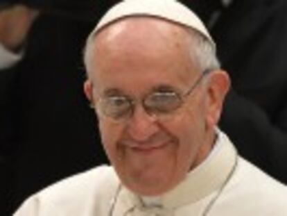 Jorge Bergoglio explica ante cientos de periodistas en el Vaticano algunos pormenores del cónclave y la elección del nombre.  La iglesia no tiene una naturaleza política sino espiritual , ha dicho