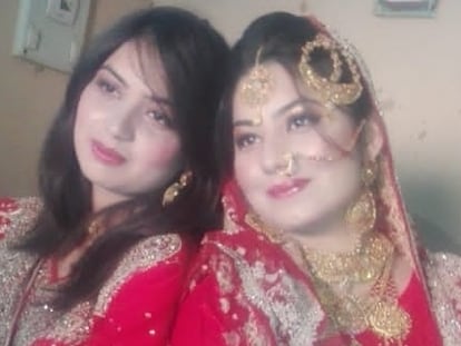 Las dos hermanas asesinadas, en una imagen distribuida por la policía del Punjab (Pakistán).