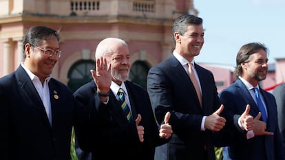 El presidente de Bolivia, Luis Arce, con sus homólogos de Brasil, Lula da Silva; Paraguay, Santiago Peña; y Uruguay, Luis Lacalle, en la cumbre de Mercosur.