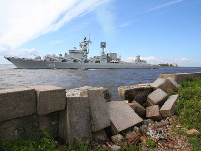 El crucero lanzamisiles Marshal Ustinov, el pasado 30 de julio, navega por el  norte de Rusia.