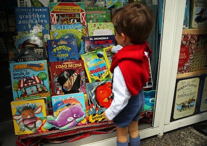 Un niño ante el escaparate de una librería de Madrid.