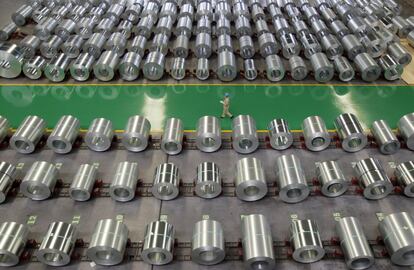Una imagen de grandes bobinas de acero en una fábrica de producción de acero en Wuhan (China).