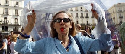 Los trabajadores de la Comunidad de Madrid hicieron ayer un nuevo paro de media hora en sus puestos de trabajo, justo a las doce del mediodía. Algunos, como los empleados de Justicia, hicieron pitadas y caceroladas. Otros, como los de la Puerta del Sol (en la imagen), prefirieron un desayuno improvisado durante la interrupción de la jornada.