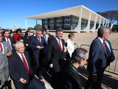 Deputados vão ao Supremo Tribunal Federal para falar com Dias Toffoli sobre a transferência de Lula.