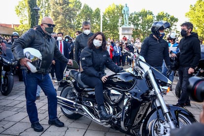 La presidenta de Madrid, Isabel Díaz Ayuso en una moto durante un encuentro con representantes de asociaciones de Fuerzas y Cuerpos de Seguridad del Estado en Valdemoro (Madrid).