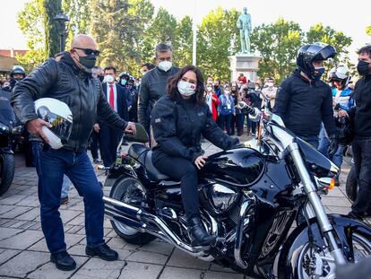 La presidenta de Madrid, Isabel Díaz Ayuso en una moto durante un encuentro con representantes de asociaciones de Fuerzas y Cuerpos de Seguridad del Estado en Valdemoro (Madrid).